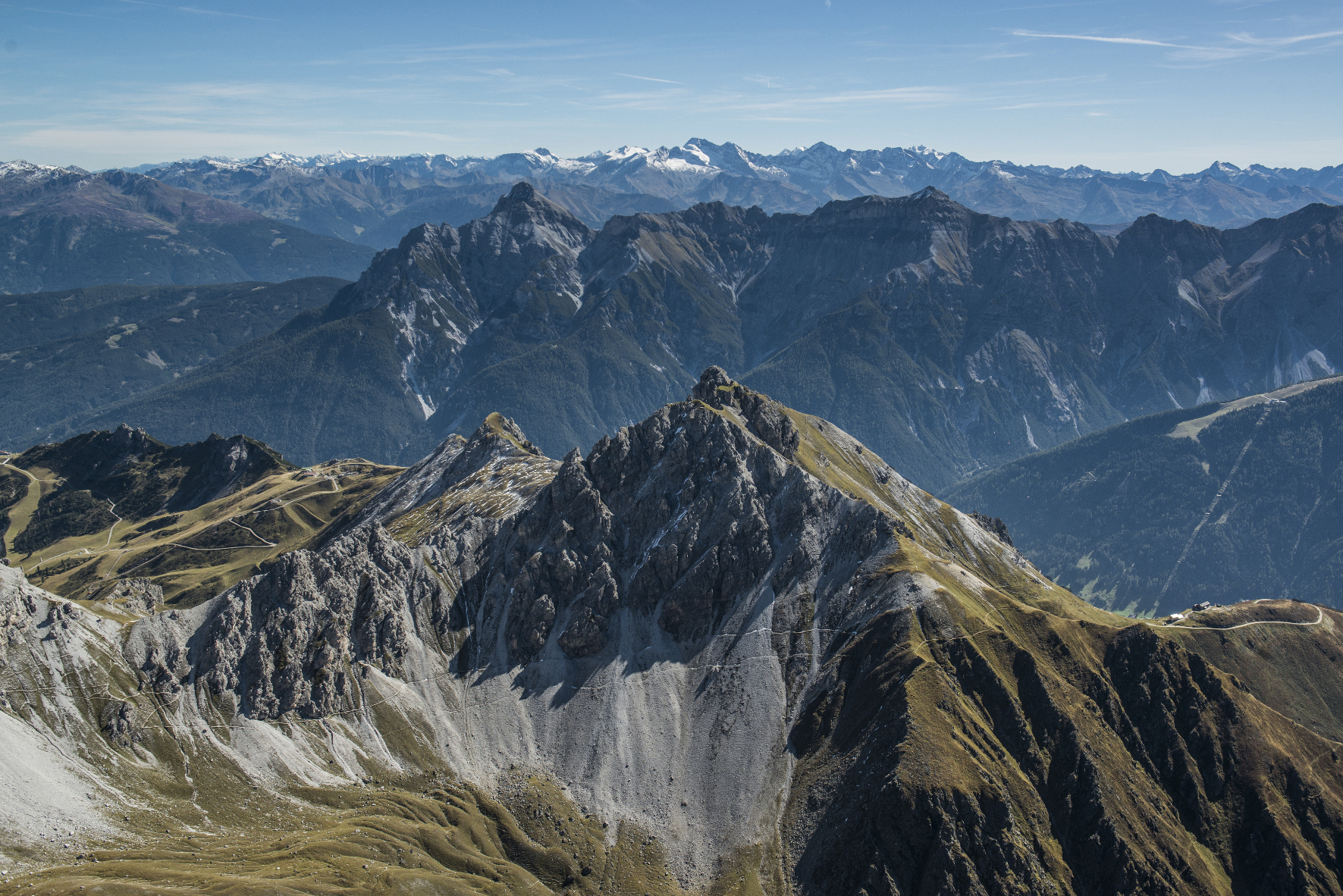 TVBStubaiTirol_HeinzZak_SevenSummitsStubai_Hoher_Burgstall_dahinterSerles
